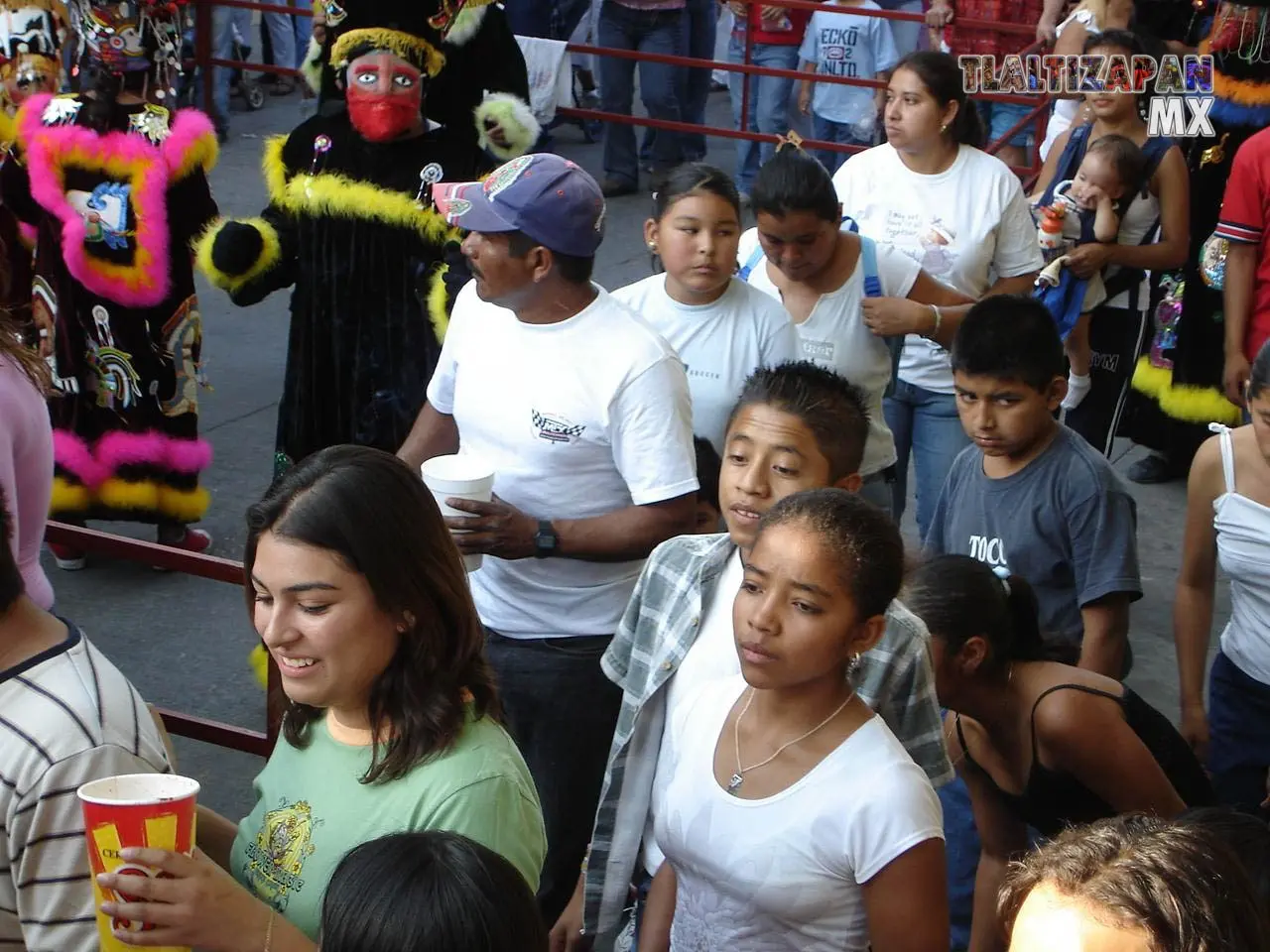 Grupo de personas bailan al compas de la música