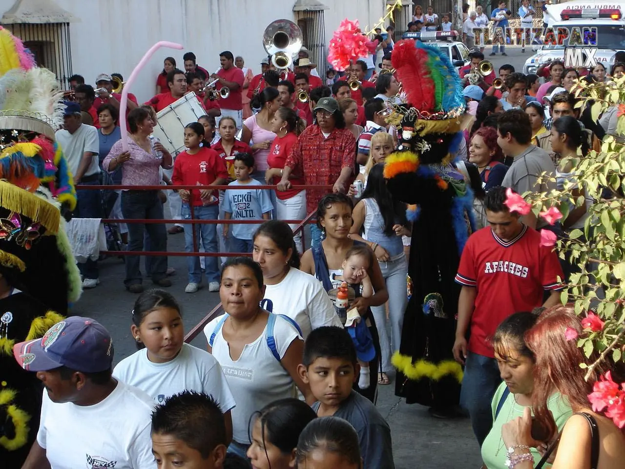 Grupo de personas bailan al compas de la música