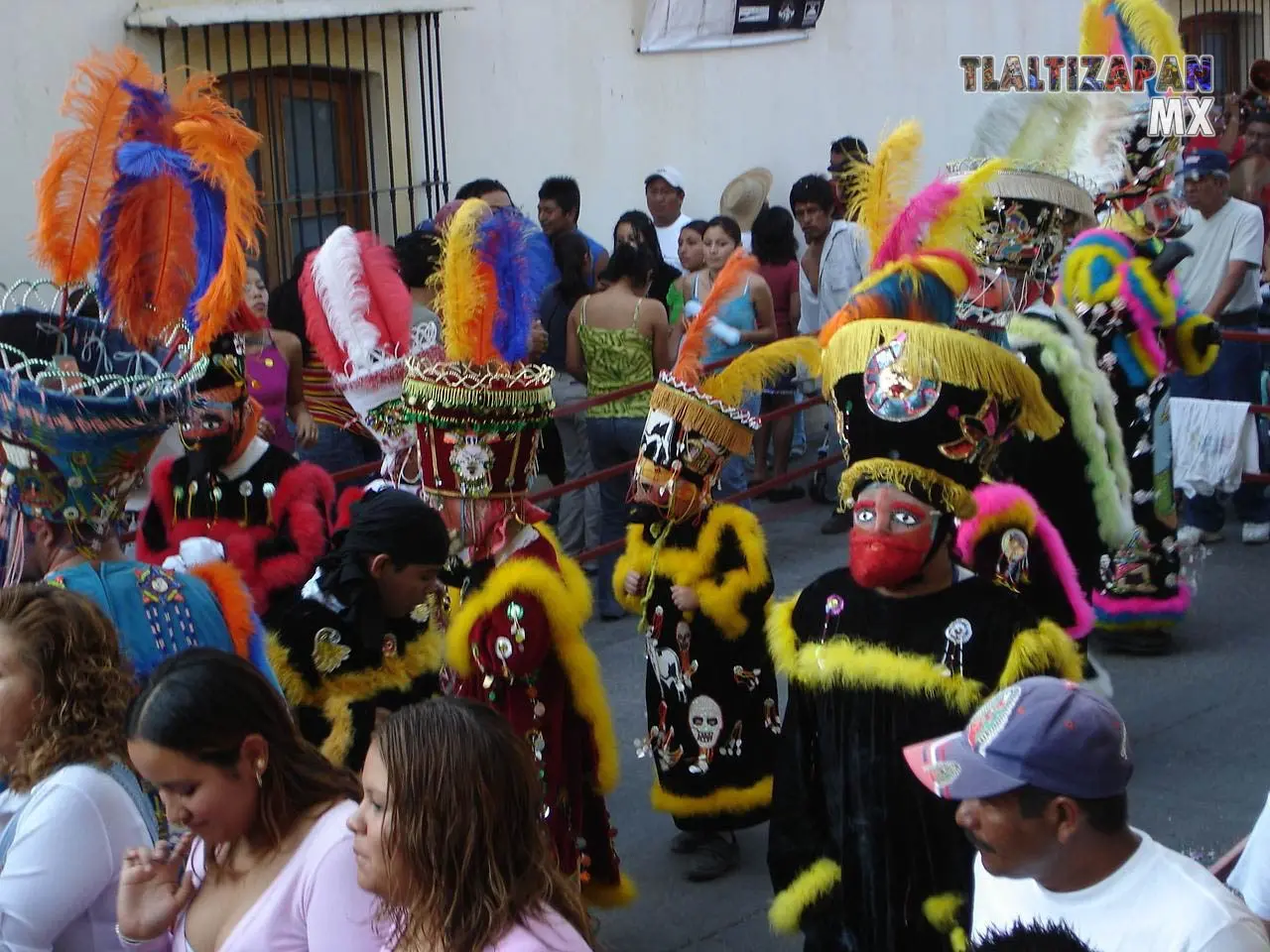 Niños y adultos con sus trajes de chinelo