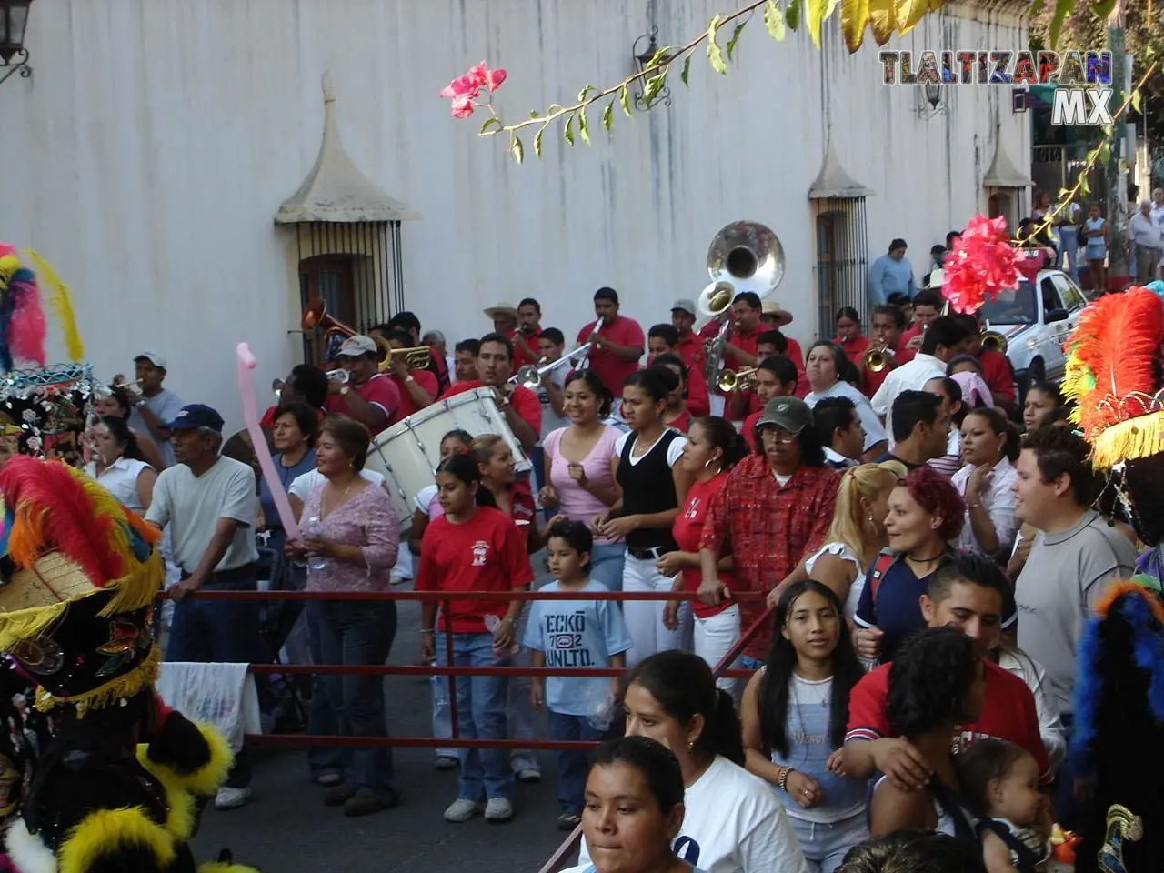 La gente se va incorporado por las calles para brincar la danza del chinelo