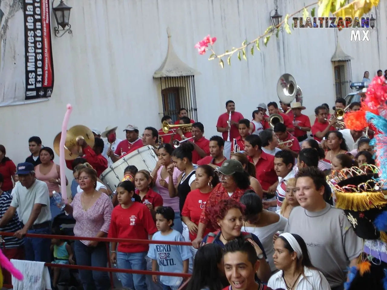 La gente se va incorporado por las calles para brincar la danza del chinelo