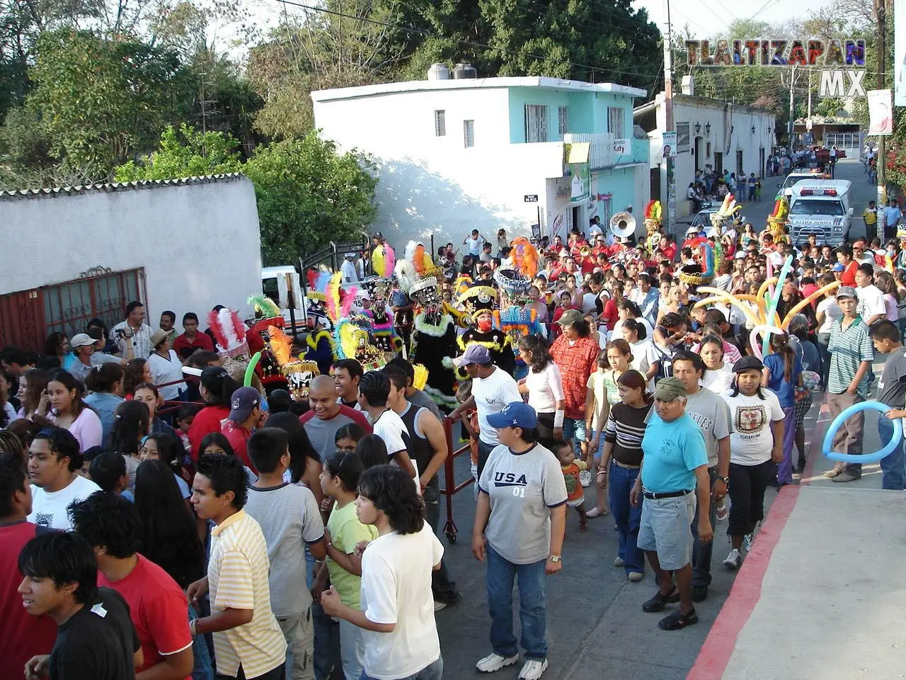 Calle llena de personas que les gusta el carnaval