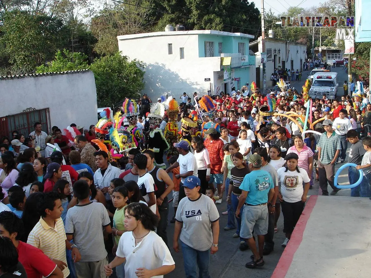 Sobre las calles principales de Tlaltizapán , las personas se empiezan a unir en los chinelos