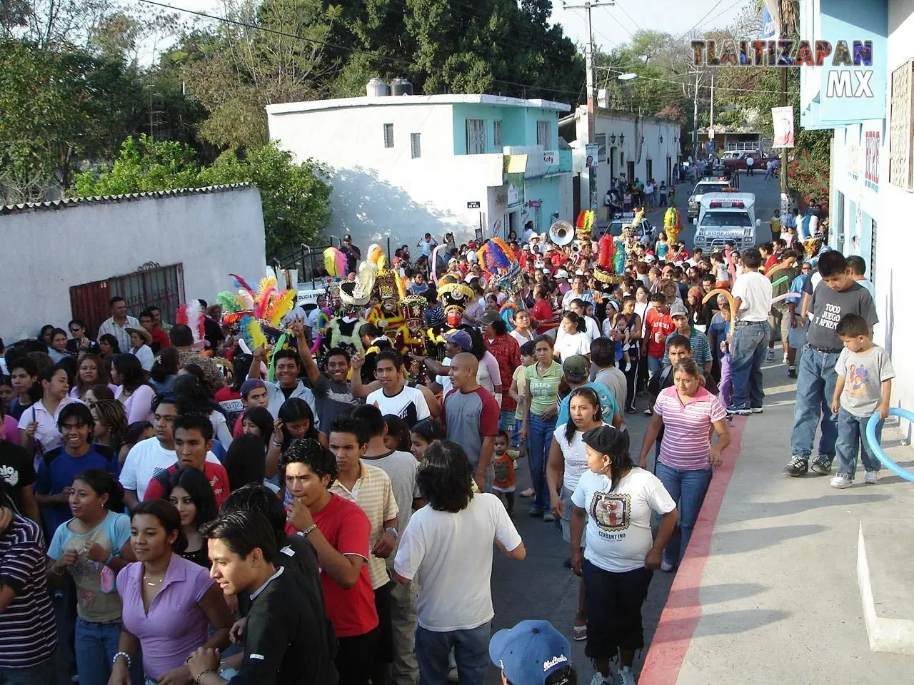 Calle llena de personas que les gusta el carnaval