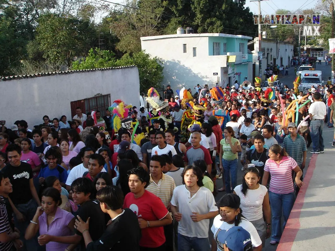 Calle llena de personas que les gusta el carnaval