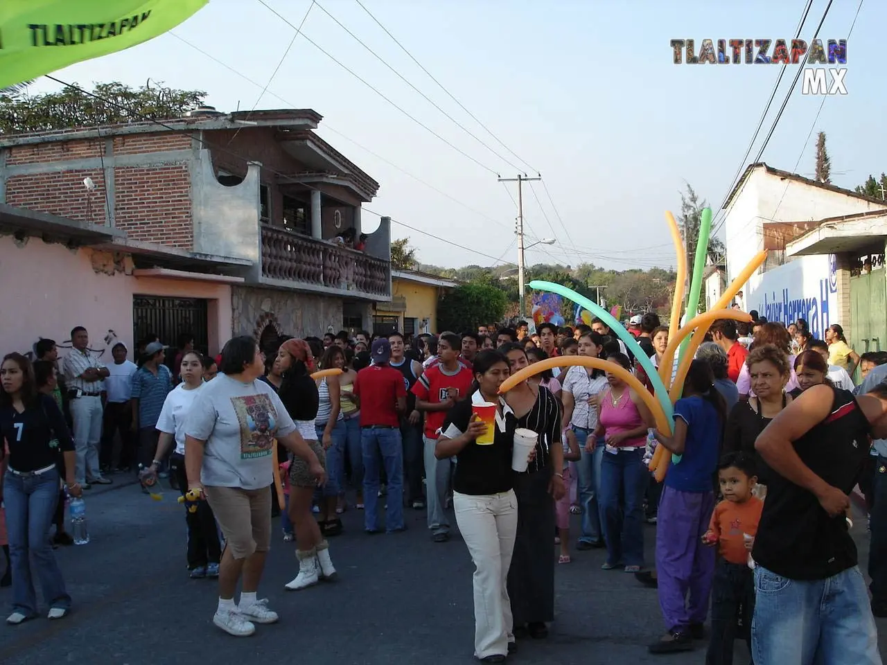 Sobre las calles principales de Tlaltizapán , las personas se empiezan a unir en los chinelos