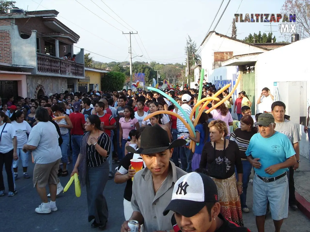 Sobre las calles principales de Tlaltizapán , las personas se empiezan a unir en los chinelos