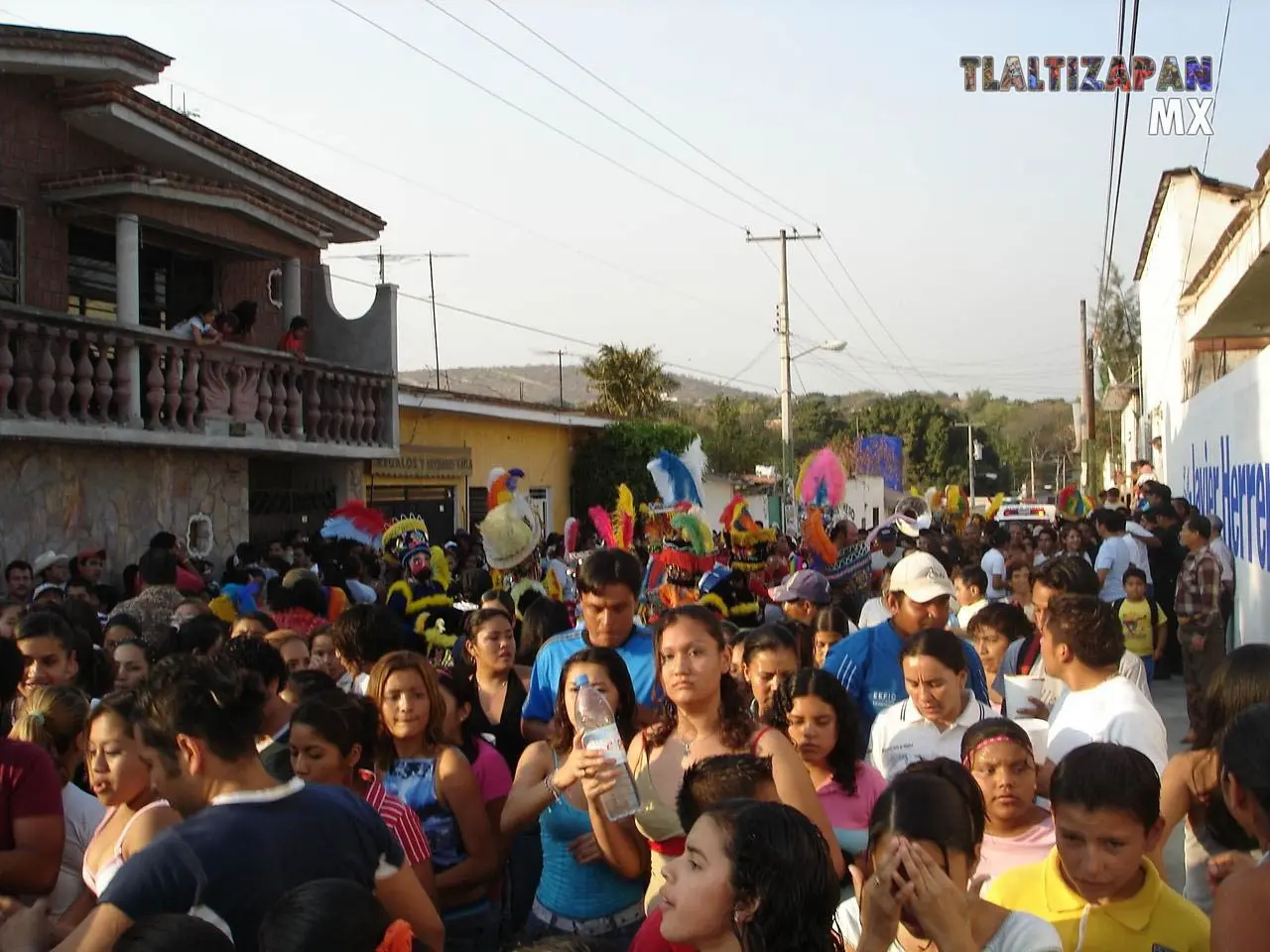 Sobre las calles principales de Tlaltizapán , las personas se empiezan a unir en los chinelos