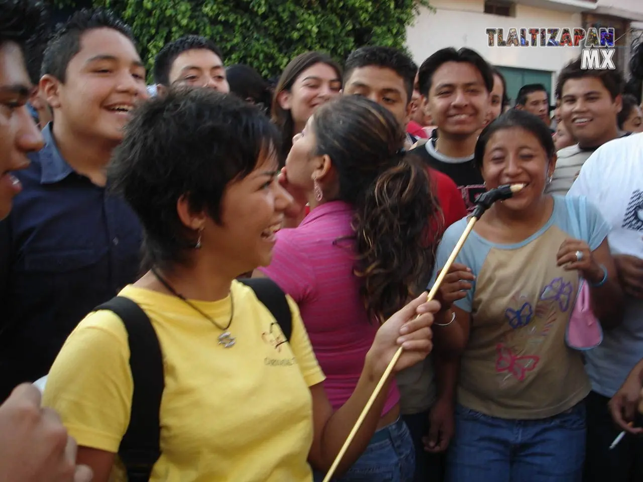 Nuestra amiga imponiendo la moda de beber con una bomba de fumigación