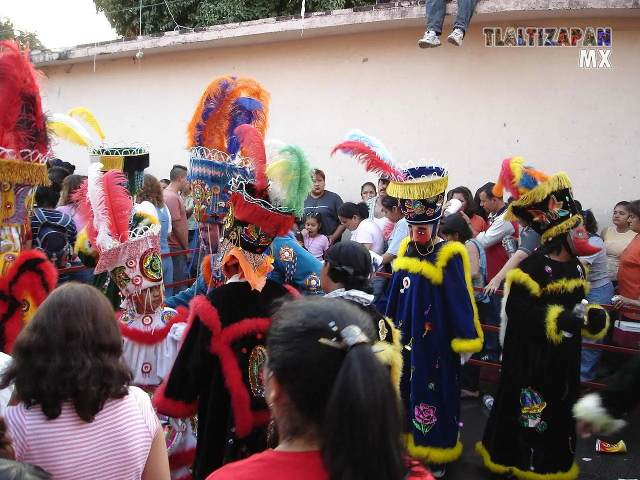 Trajes de chinelo que portan las personas en el carnaval 2006