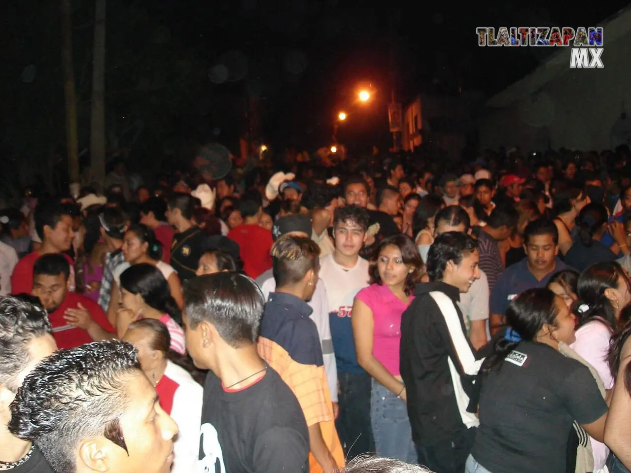 El zócalo repleto de gente disfrutando del famoso carnaval de Tlaltizapán 2006