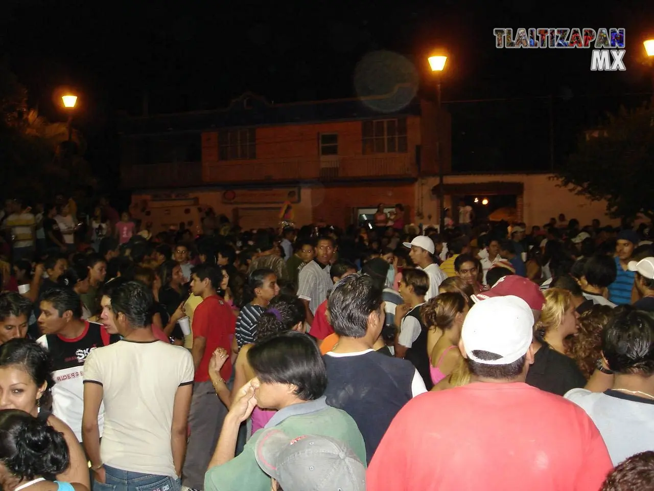 El zócalo repleto de gente disfrutando del famoso carnaval de Tlaltizapán 2006