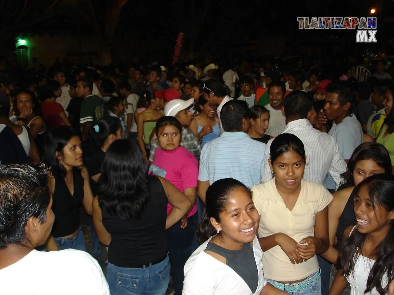 El zócalo repleto de gente disfrutando del famoso carnaval de Tlaltizapán 2006