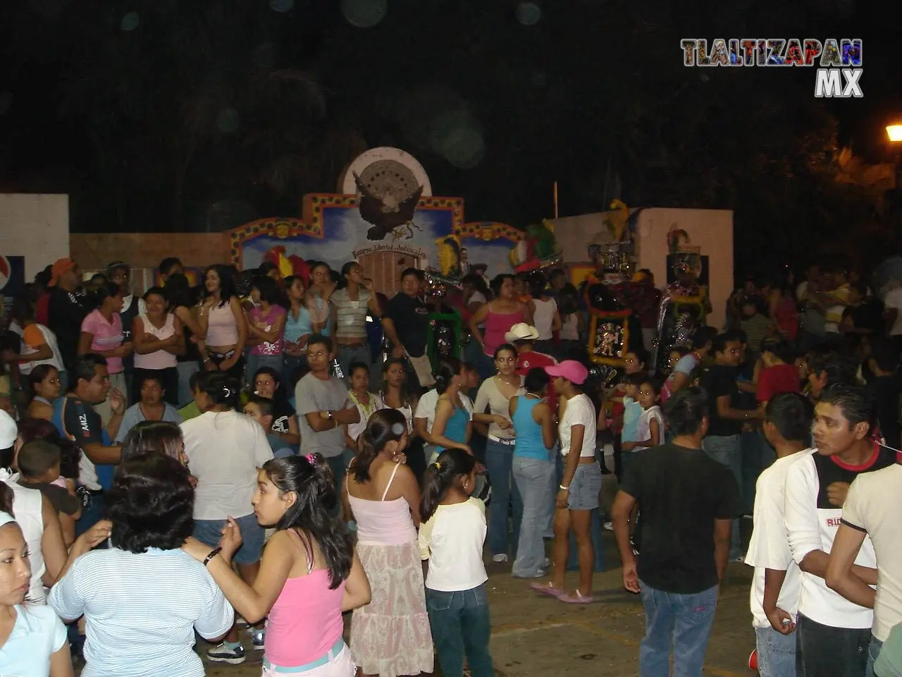 Cuando cae la noche en el Carnaval de Tlaltizapán, el ambiente se transforma pero el entusiasmo no disminuye.