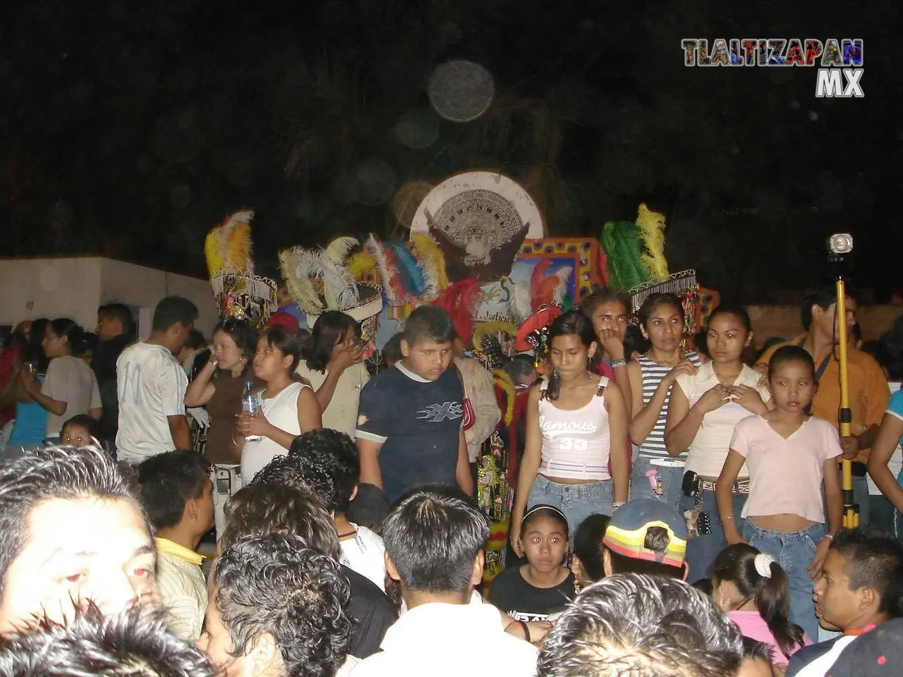 En el teatro del pueblo , también suben para continuar del carnaval