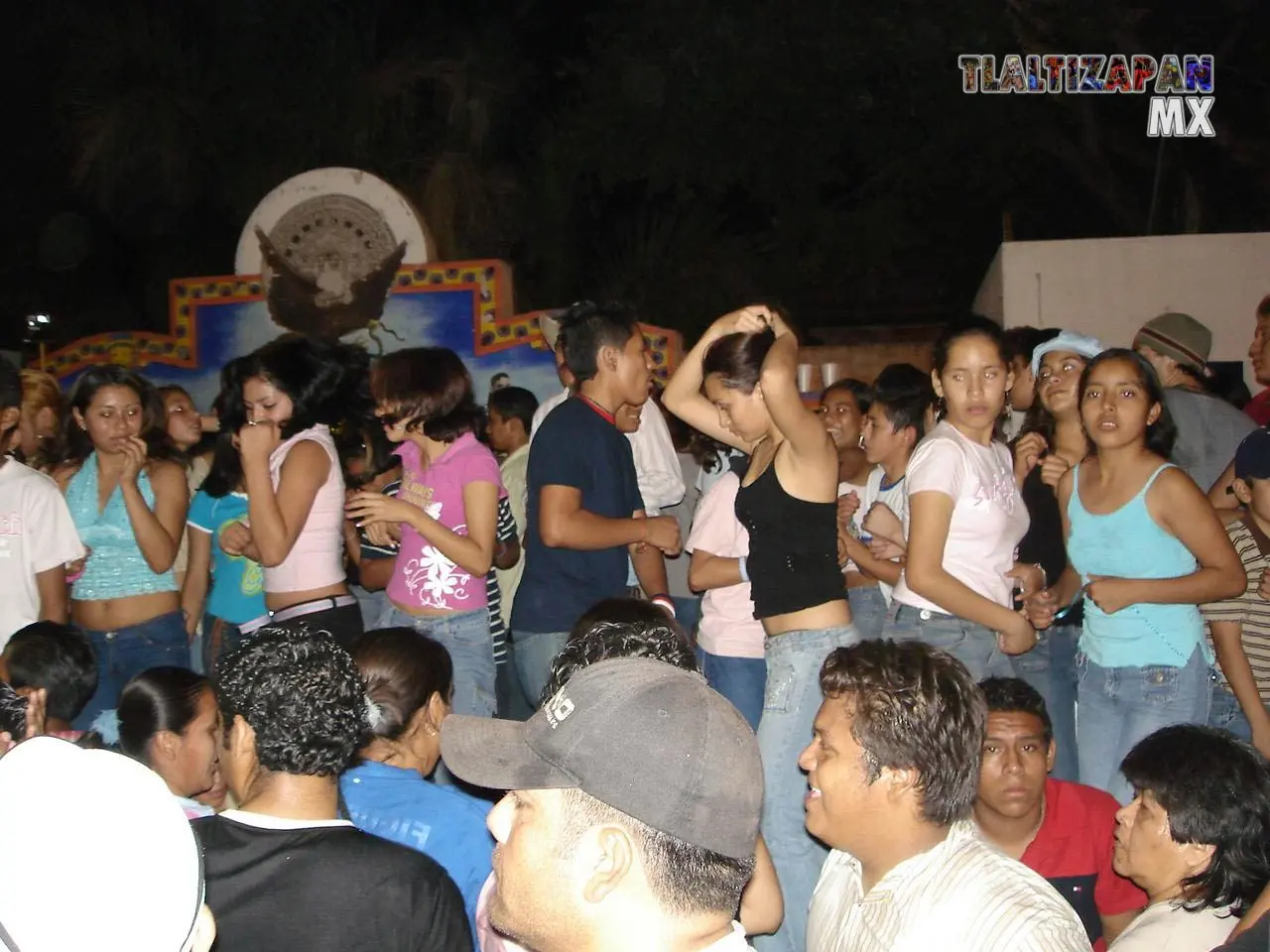 En el teatro del pueblo , también suben para continuar del carnaval