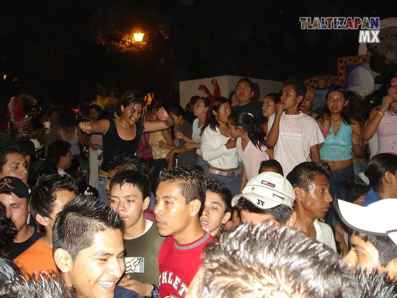 En el teatro del pueblo , también suben para continuar del carnaval