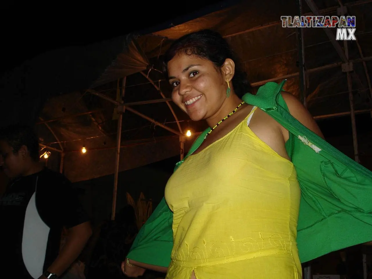 Linda sonrisa de nuestra amiga regalando una pose para la foto , carnaval 2006