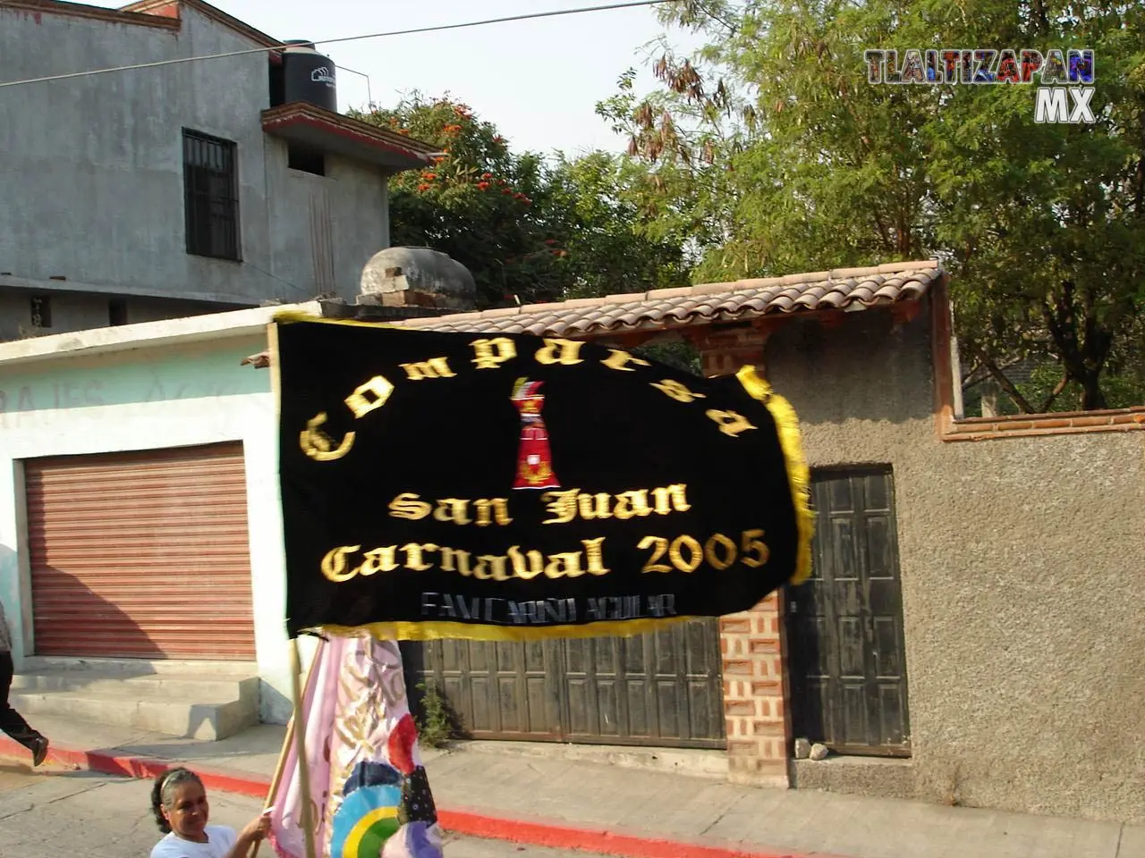 Bandera ondeando por las calles de Tlaltizapán en carnaval