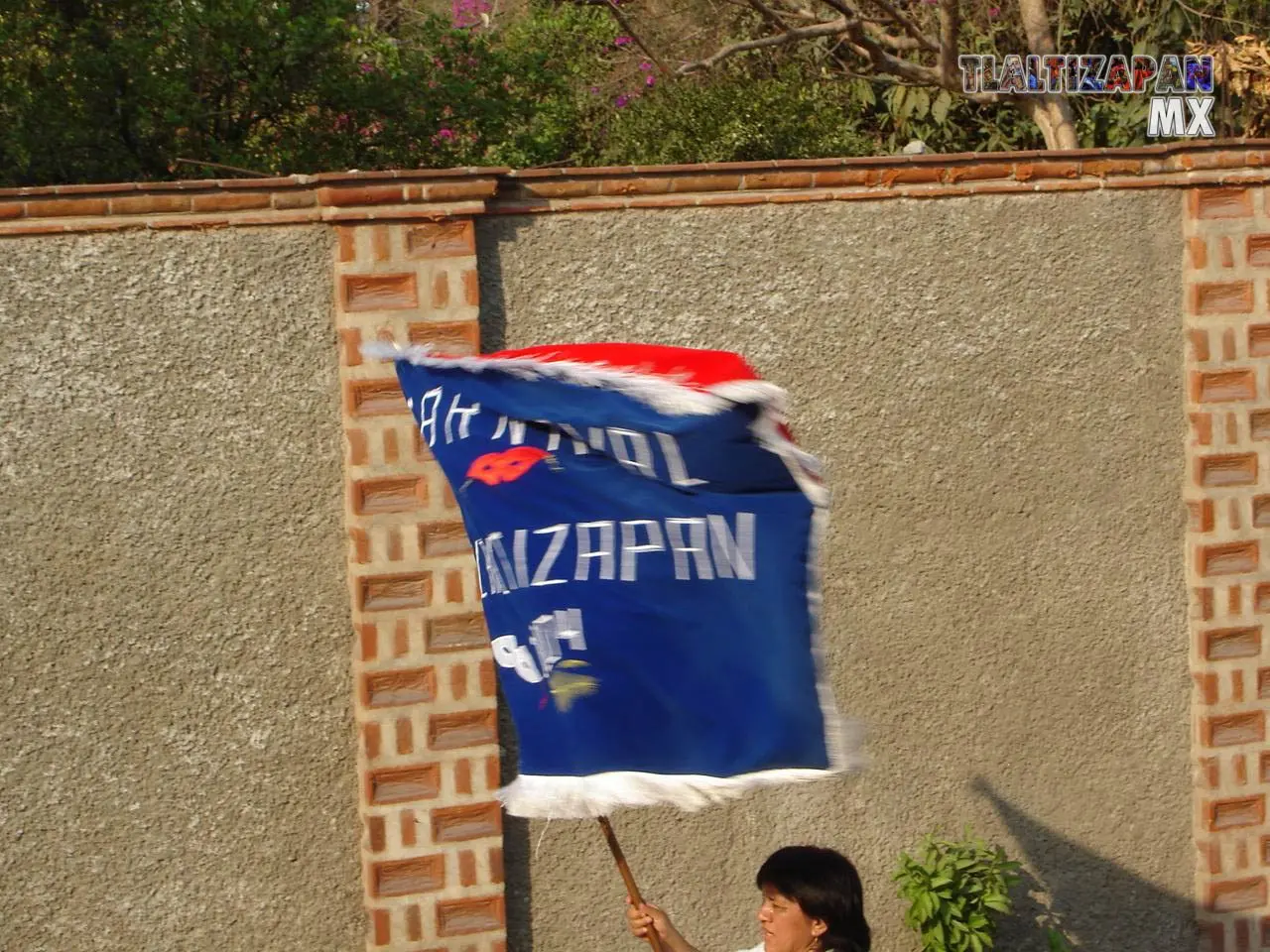 Bandera ondeando por las calles de Tlaltizapán en carnaval