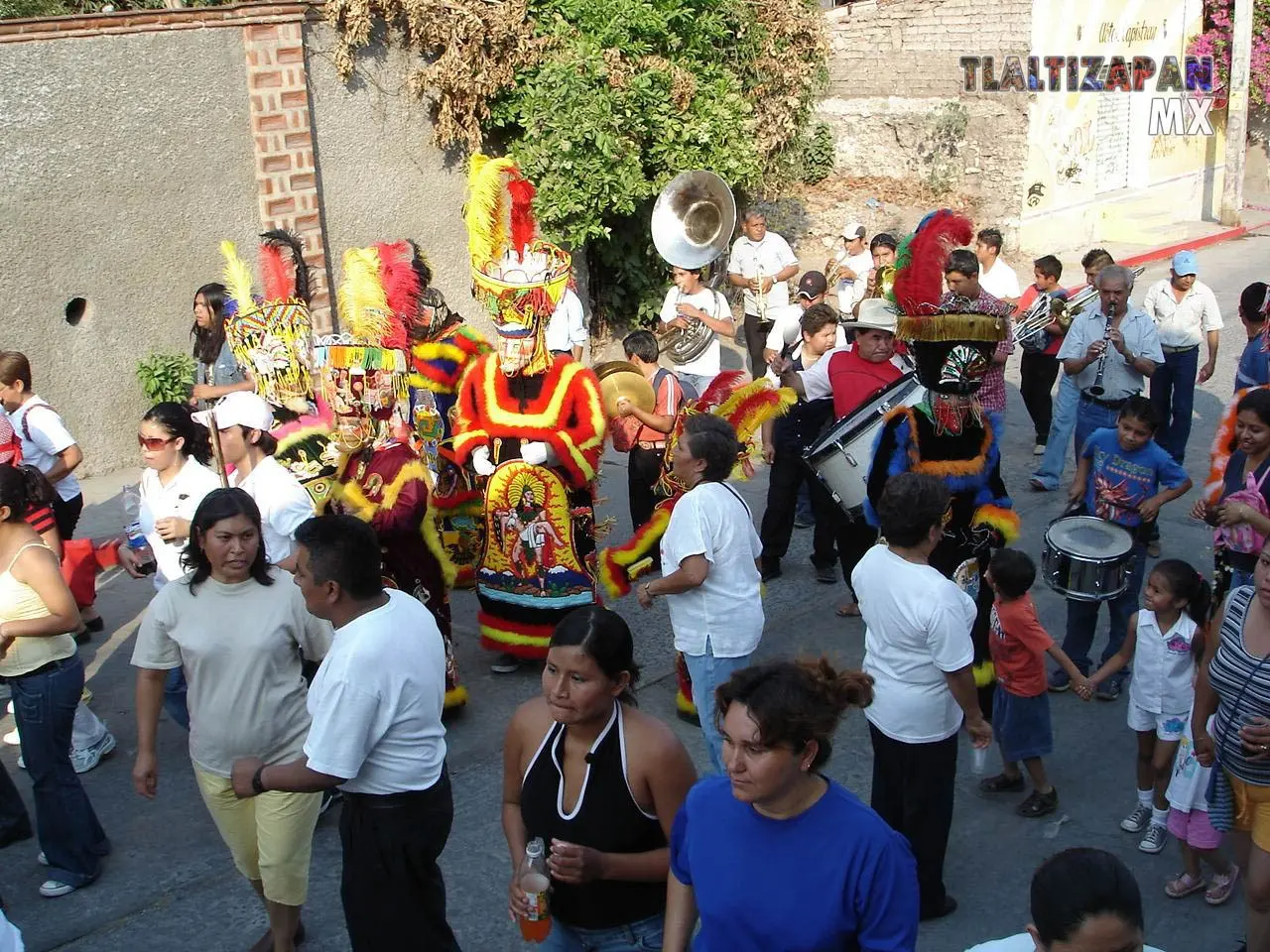 Gente contenta en carnaval 2006