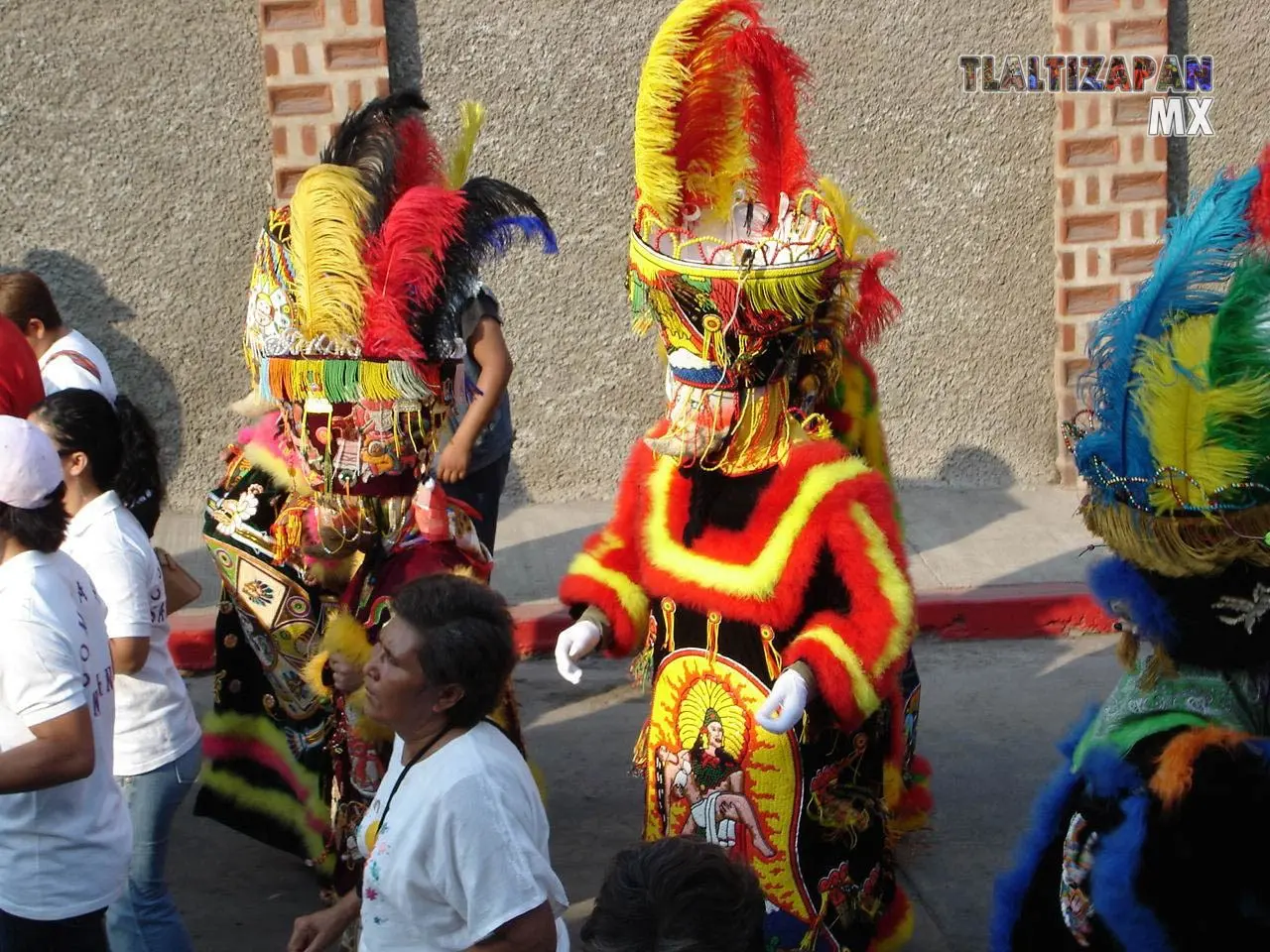 Podemos ver unos trajes de chinelo hechos a mano , carnaval 2006