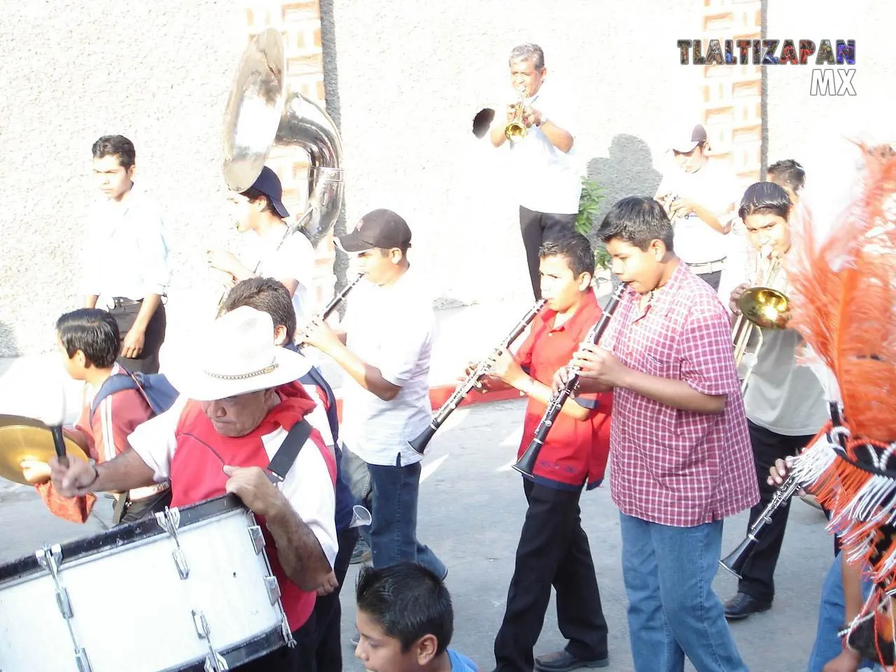 Amigos pequeños tocando la danza de los chinelos .