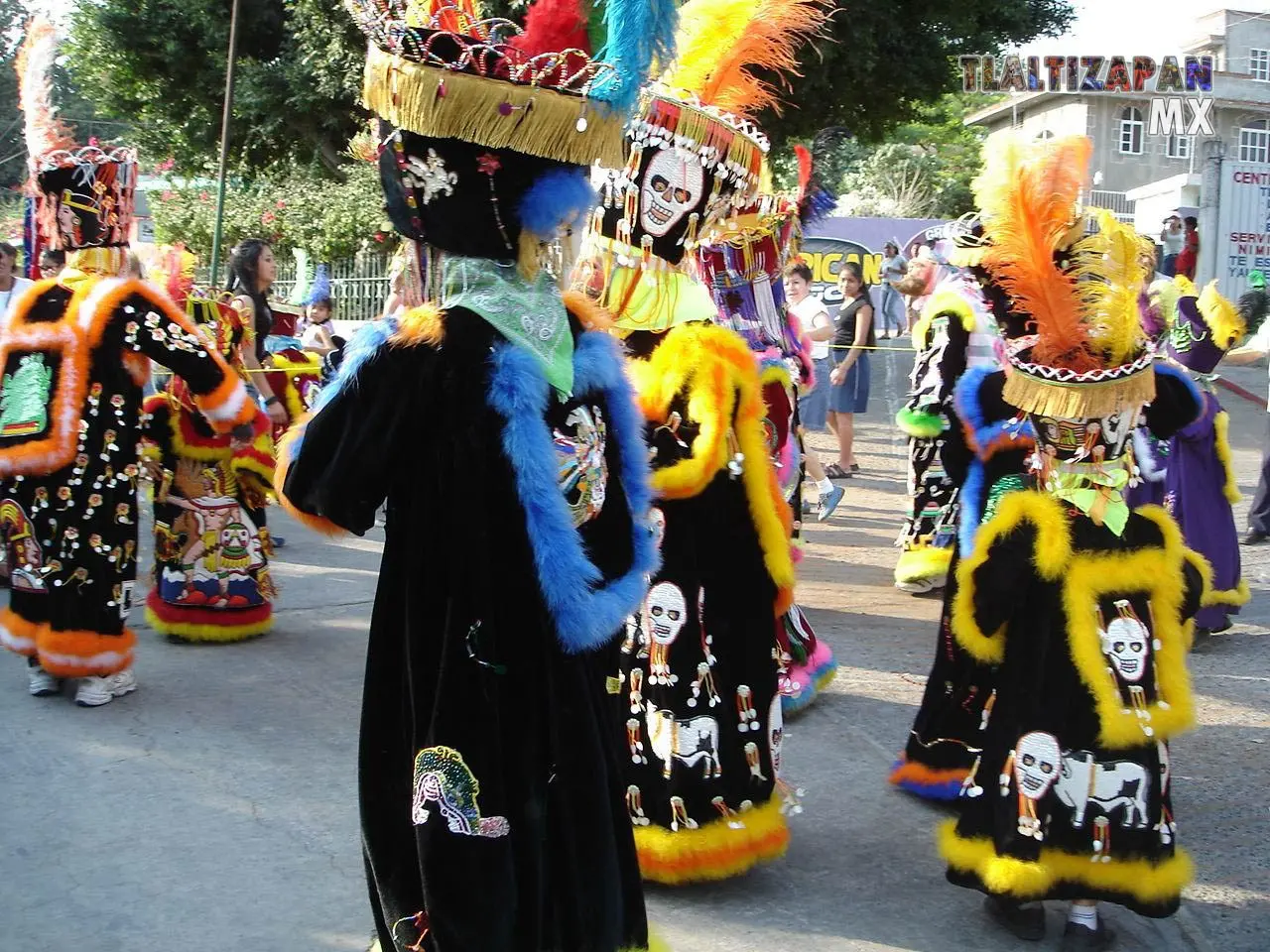 Podemos ver unos trajes de chinelo hechos a mano , carnaval 2006