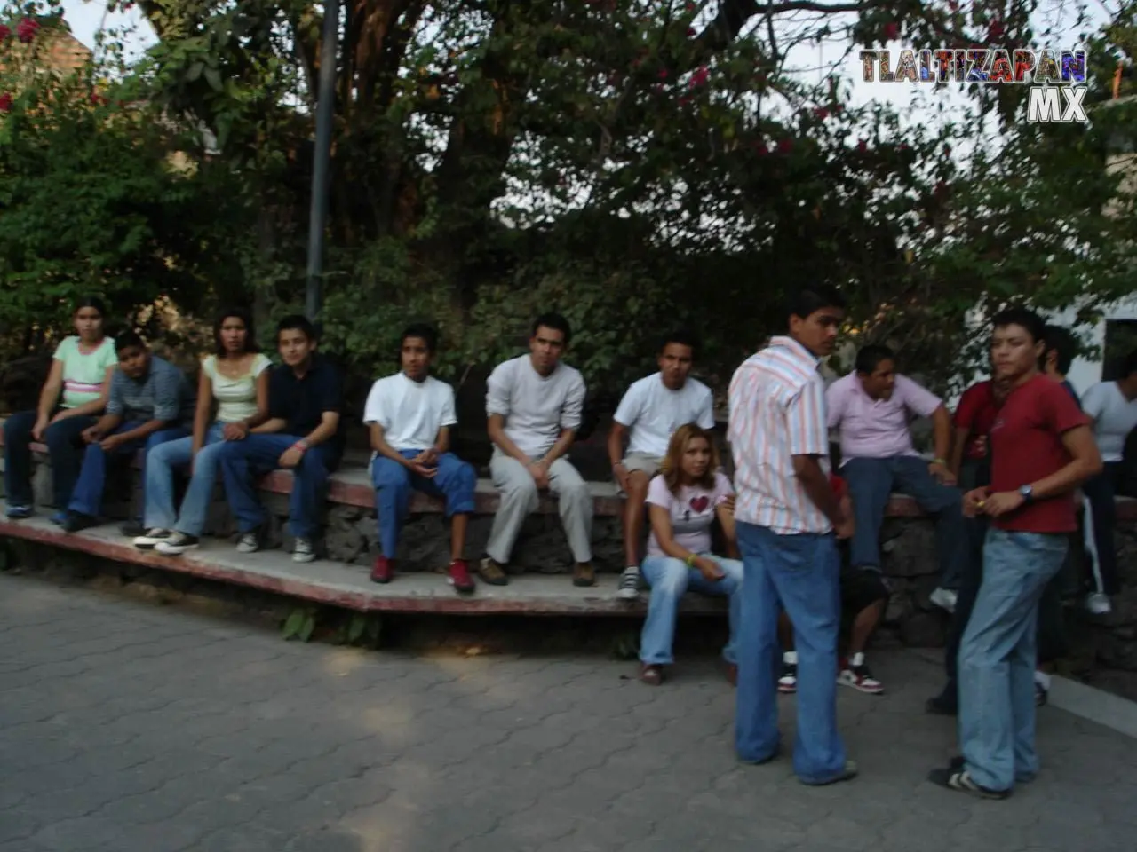 Amigos se reunen en el parque del cuartel Emiliano Zapata , esperando las comparsas