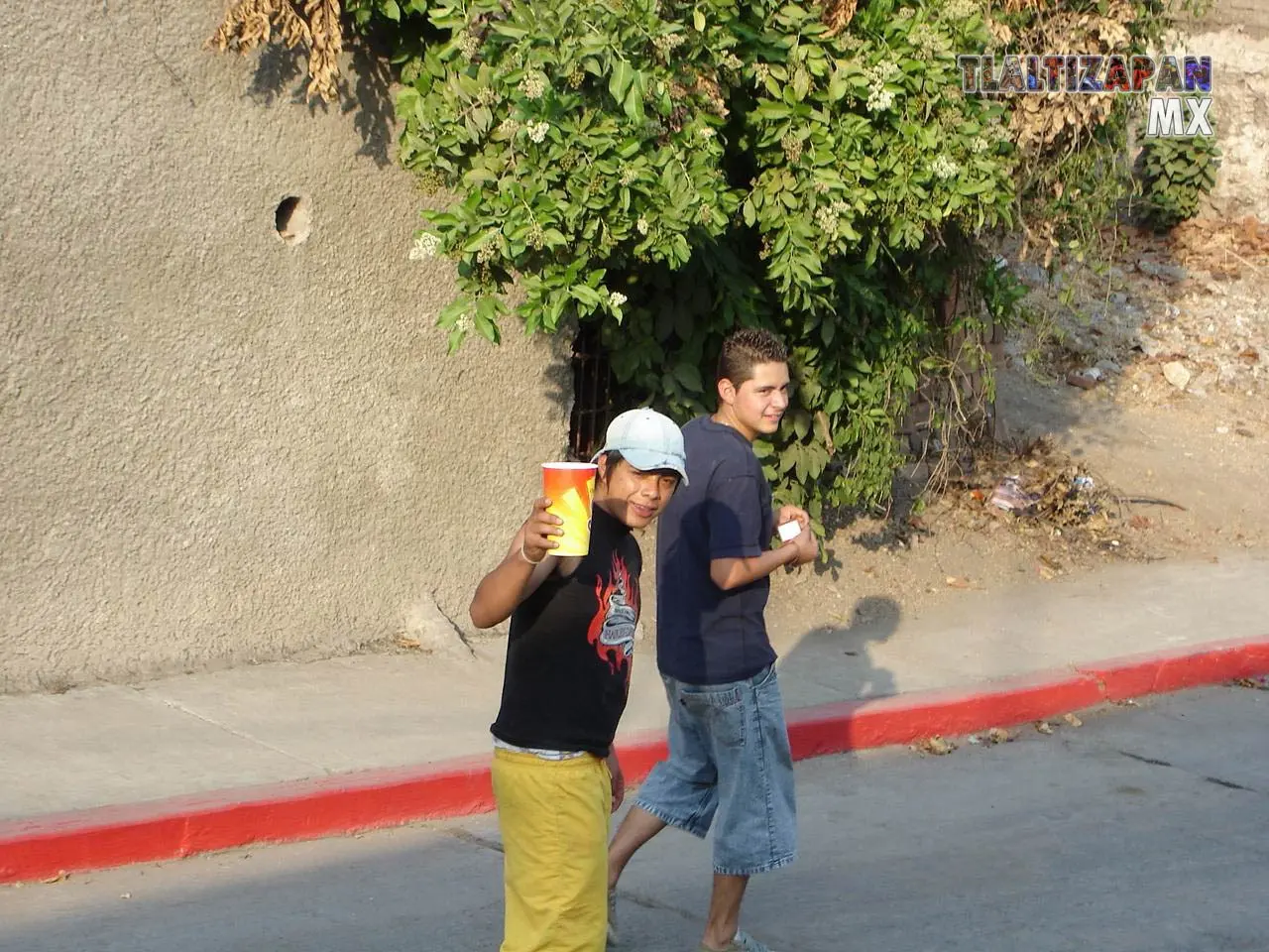 En las calles encontramos a las personas que van de camino a los chinelos