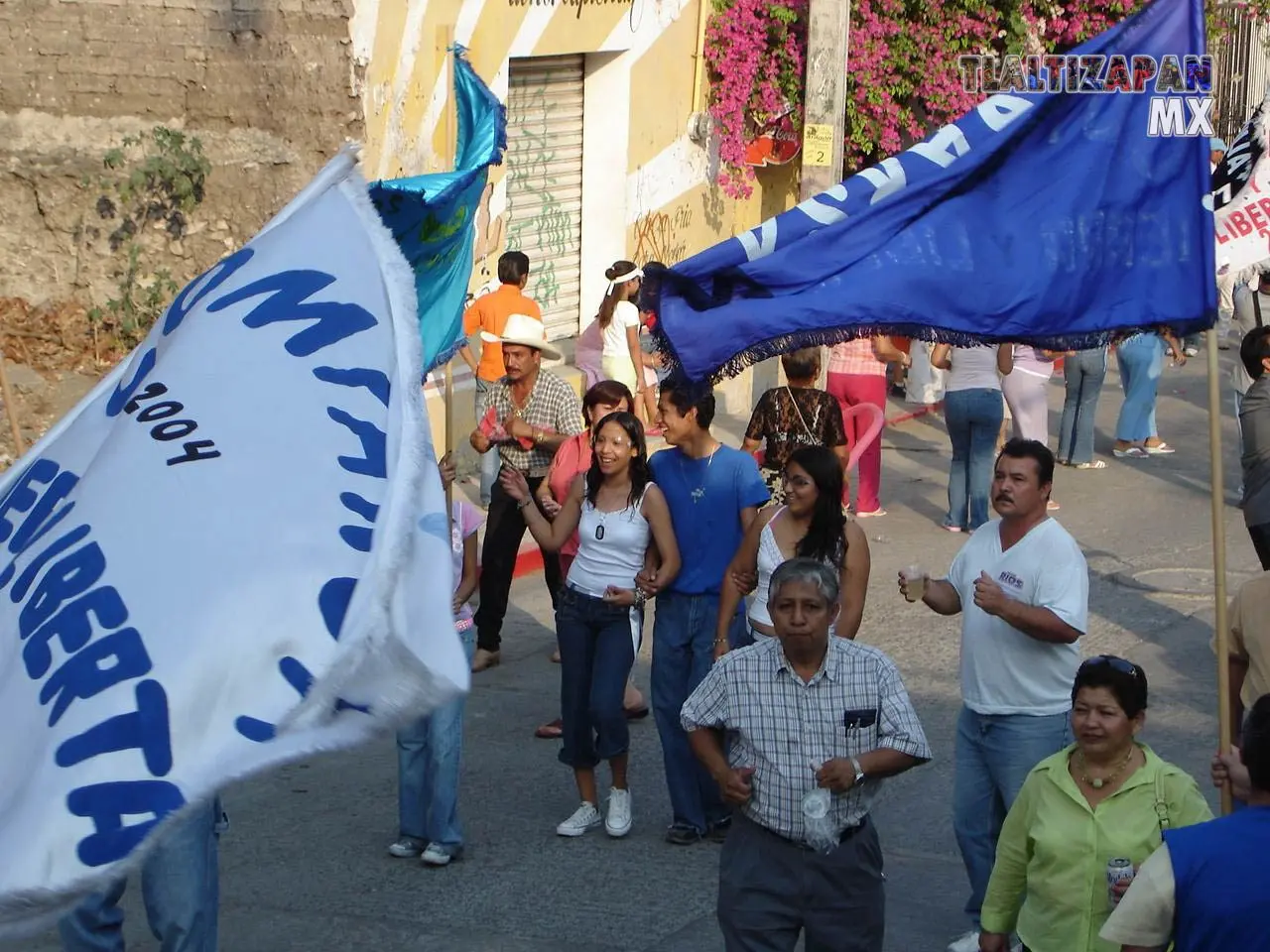 Las banderas son un símbolo de identidad en carnaval