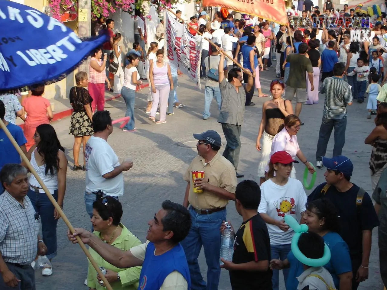 Las banderas son un símbolo de identidad en carnaval