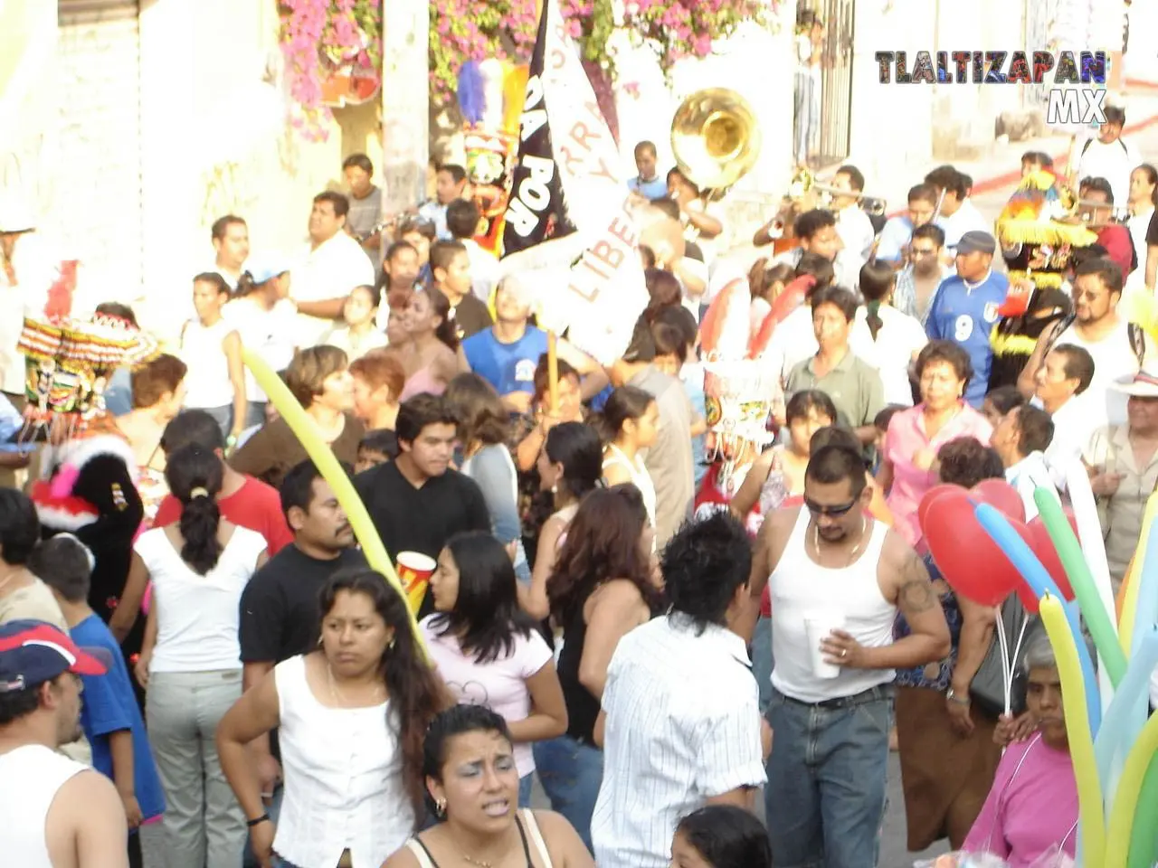 Ambiente alegre y unificador, resaltando el orgullo cultural y la identidad colectiva de los participantes y espectadores