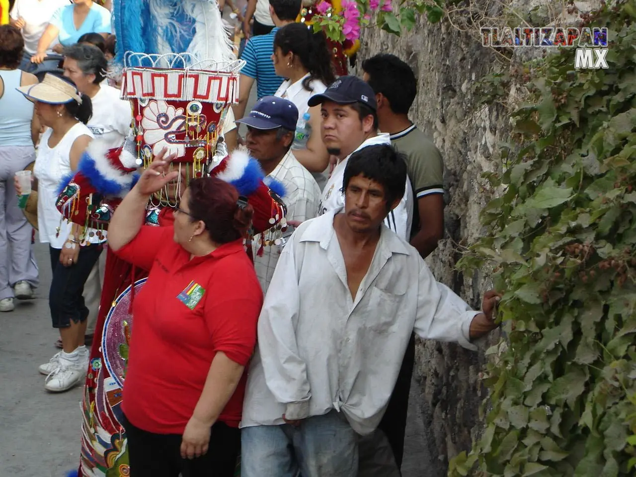 Tanto calles como aceras se llenan de gente en carnaval