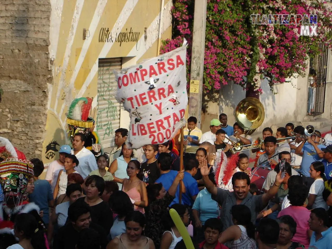 Las banderas son elementos esenciales en el carnaval, aportando color, movimiento y simbolismo a la festividad