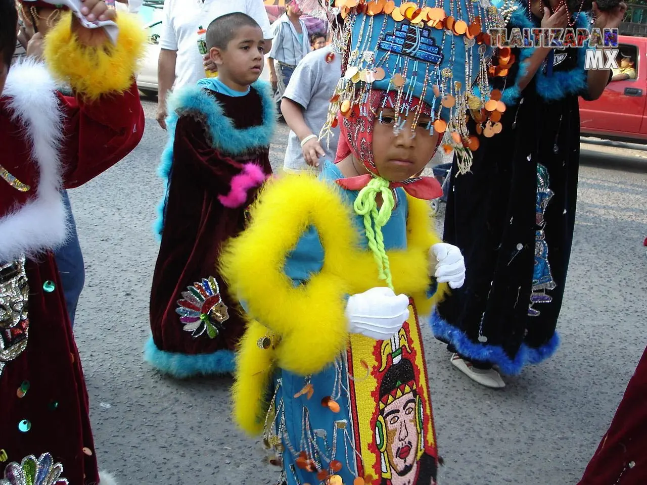 Un pequeño con su traje de chinelo siguiendo con la tradición