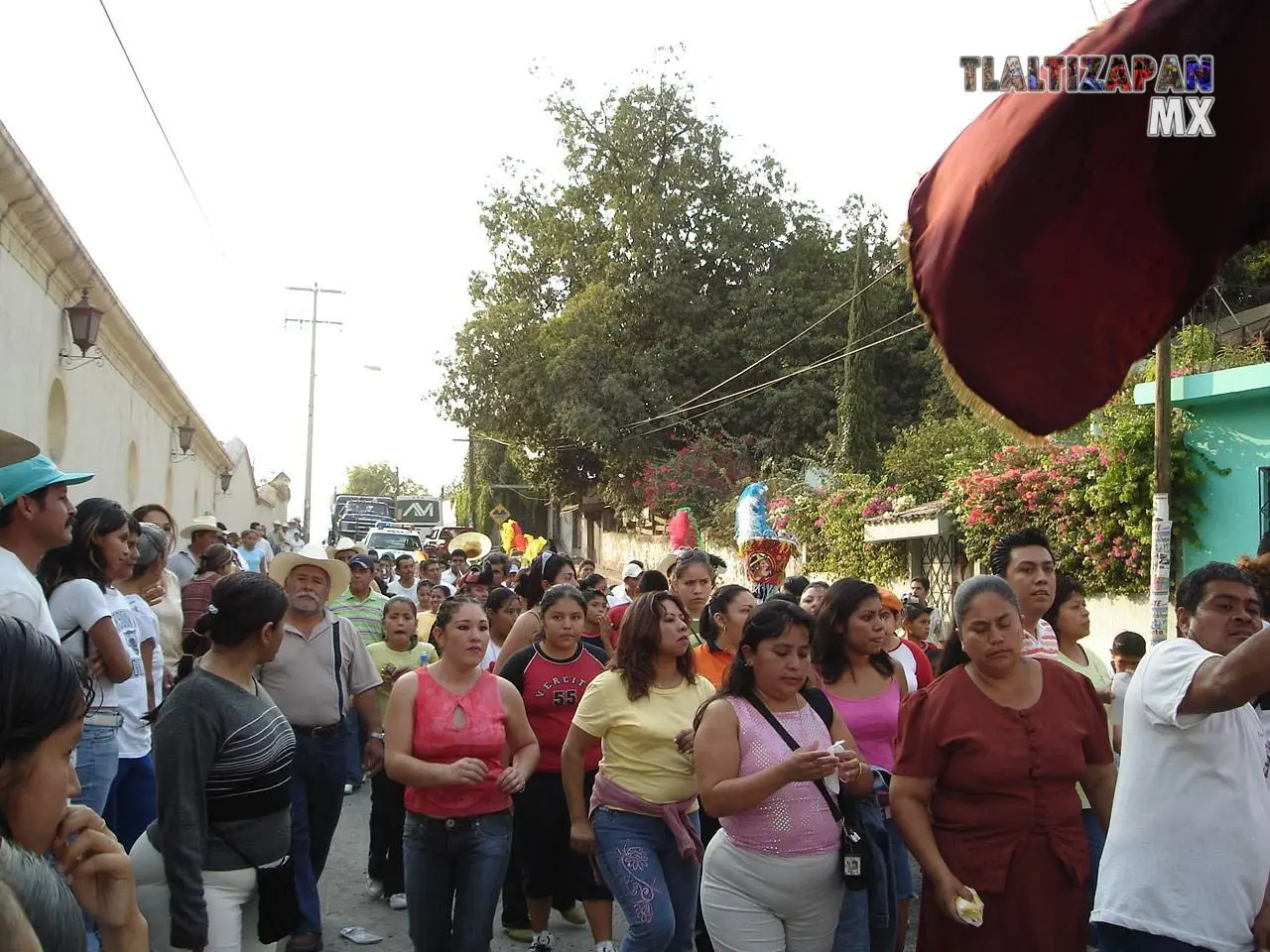 La gente se empieza a reunir para dar el recorrido brincando chinelos