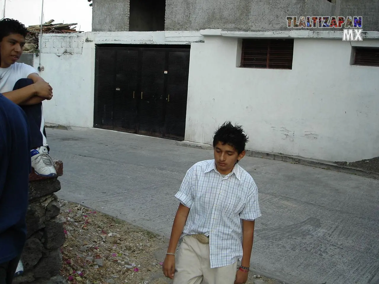 El amigo esperando que empiece a tocar la banda de viento