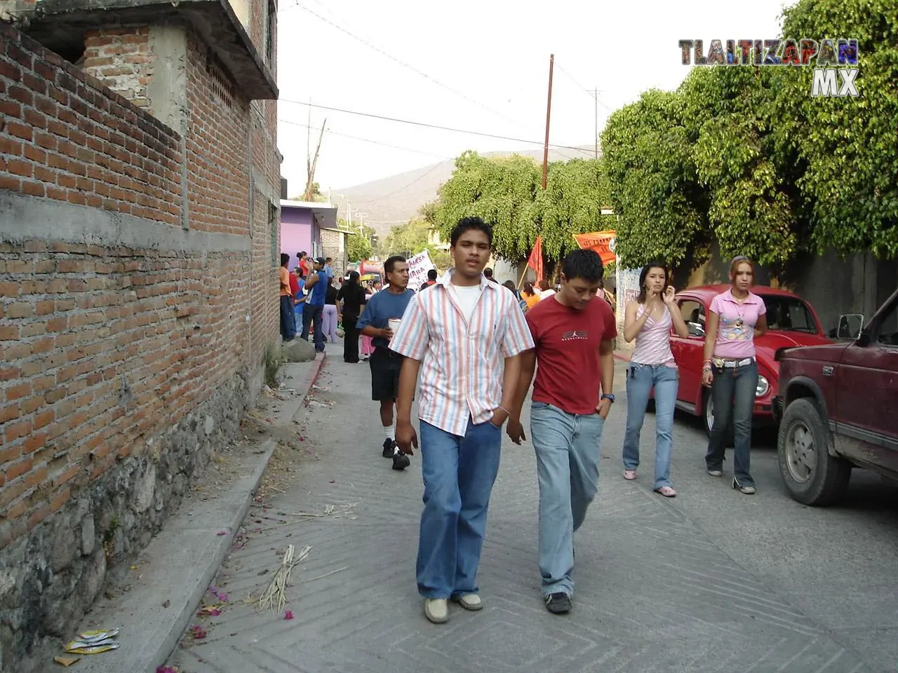 Los chicos caminan por las calles tratando de encontrar las comparsas para unirse al brinco