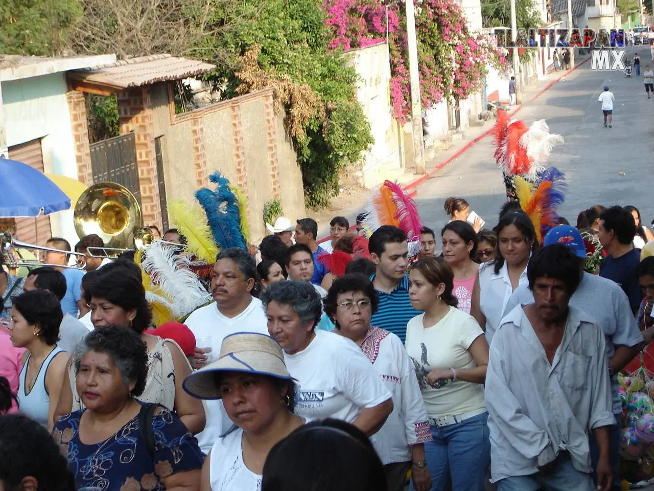 Primer comparsa brincando los chinelos