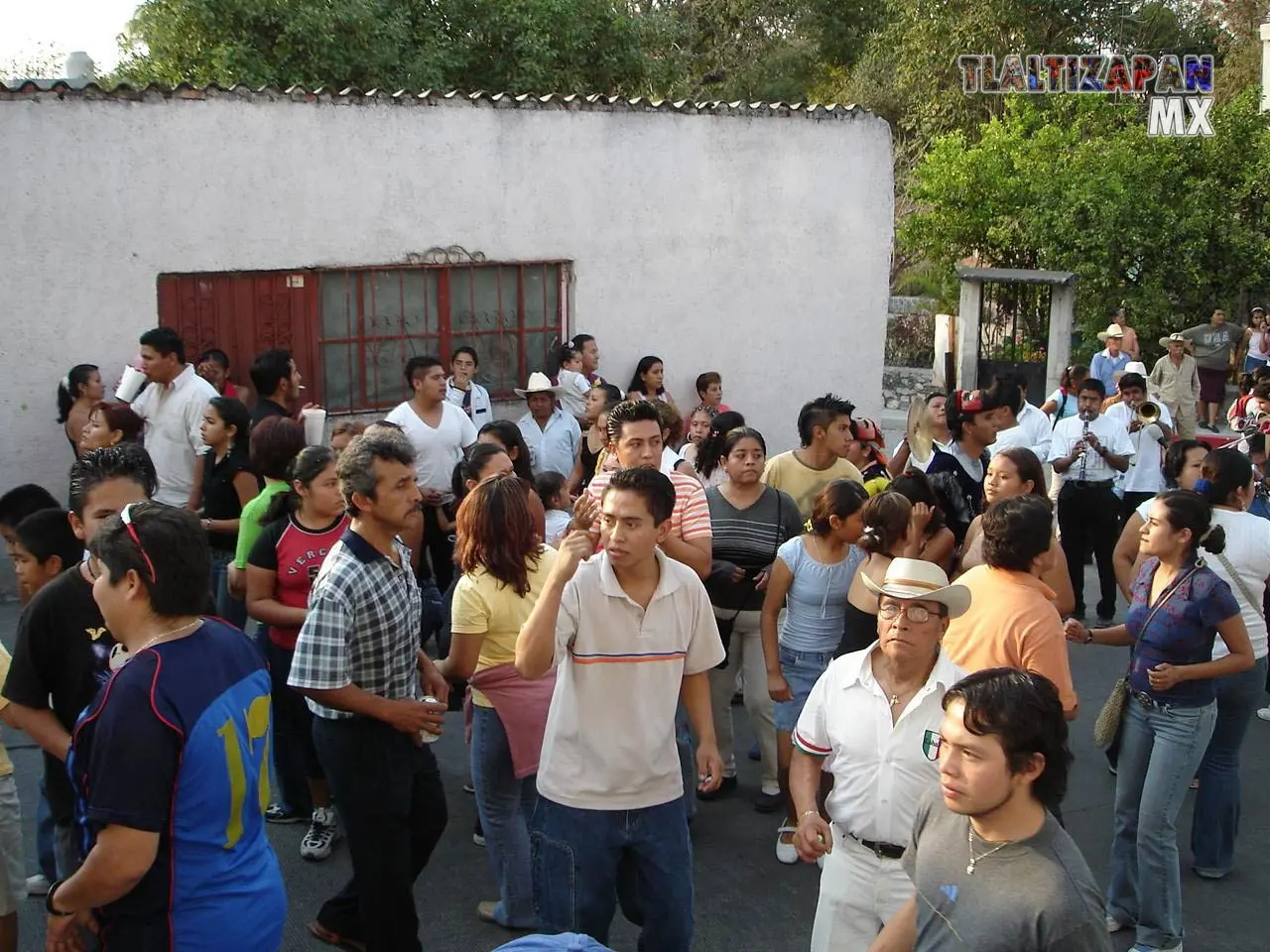 Ya reunida la gente en las calles , disfrutan de la danza del chinelo