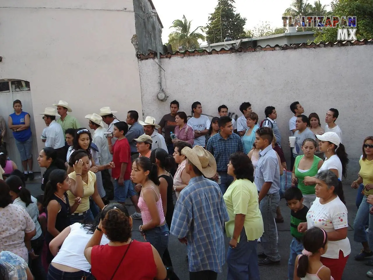 Ya reunida la gente en las calles , disfrutan de la danza del chinelo