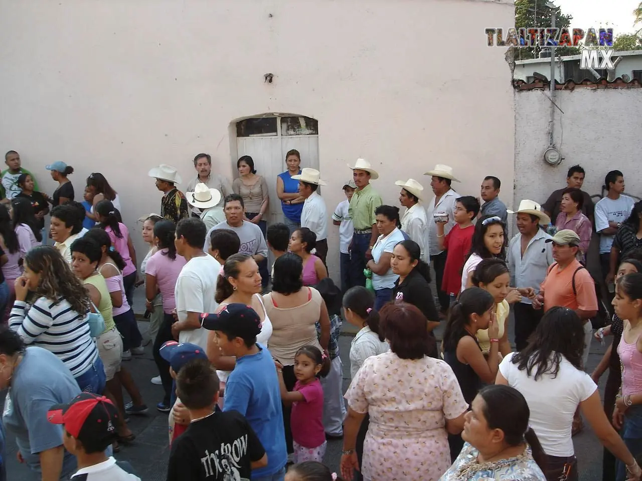 Ya reunida la gente en las calles , disfrutan de la danza del chinelo