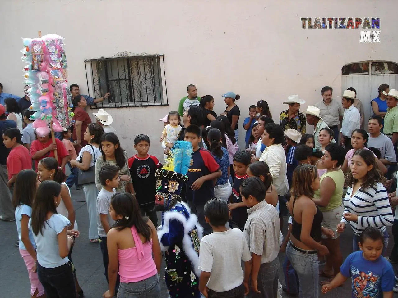 Ya reunida la gente en las calles , disfrutan de la danza del chinelo