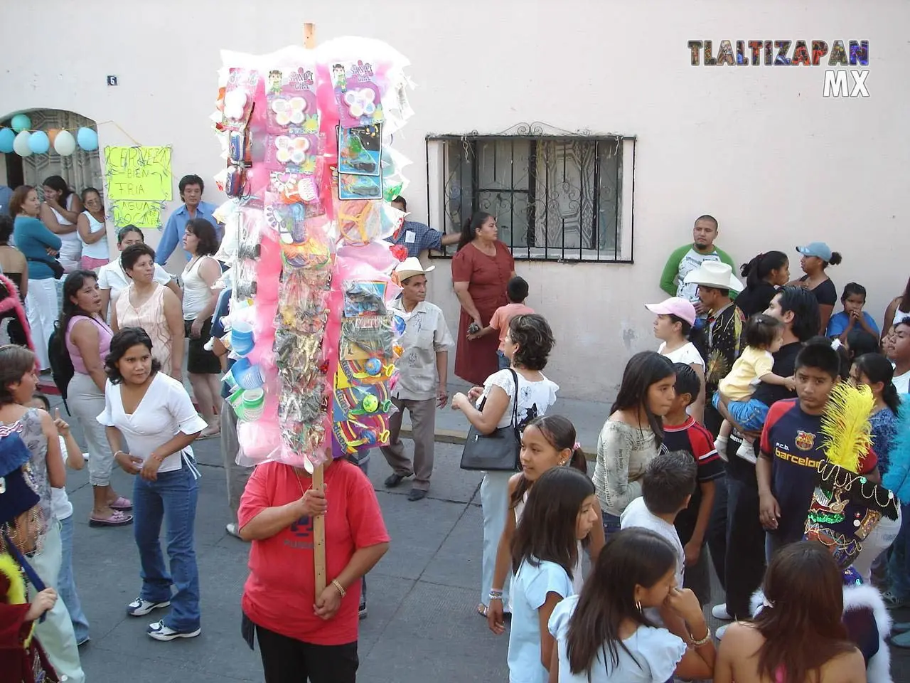 Gente lista para bailar chinelos y otros en la venta