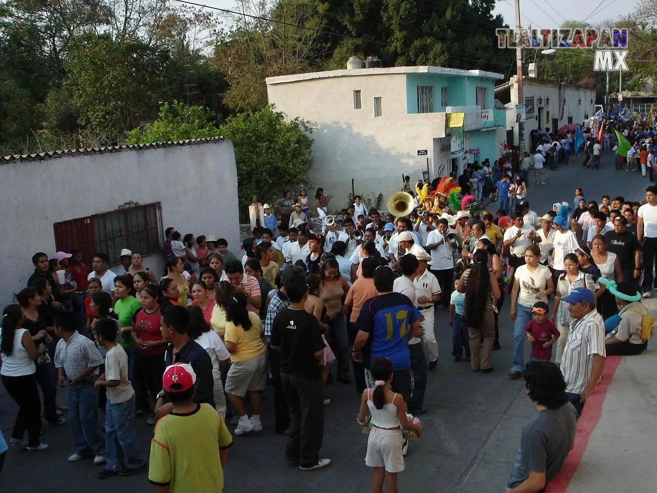 Sobre la calle del cuartel , la gente sigue avanzando al ritmo de los chinelos