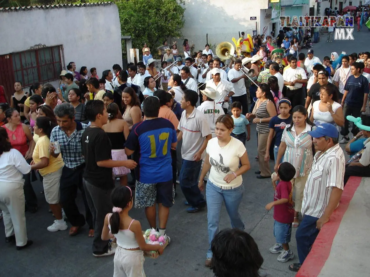 Sobre la calle del cuartel , la gente sigue avanzando al ritmo de los chinelos