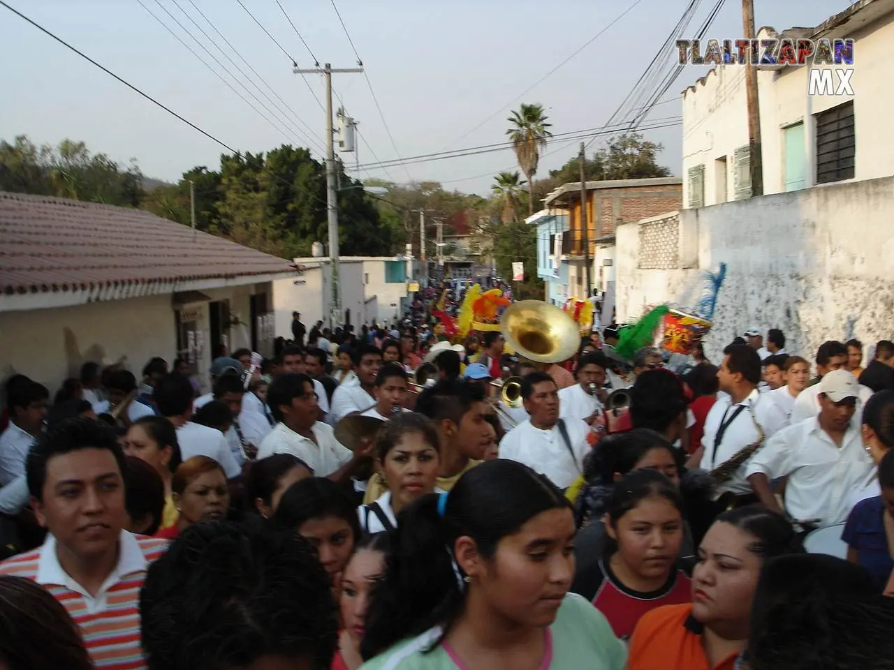 Las calles de Tlaltizapán ya repletas de gente en carnaval