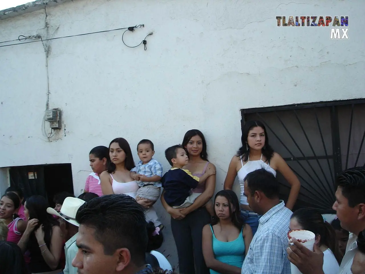 Algunos visitantes prefieren ver a las personas bailar , esperando en la banqueta