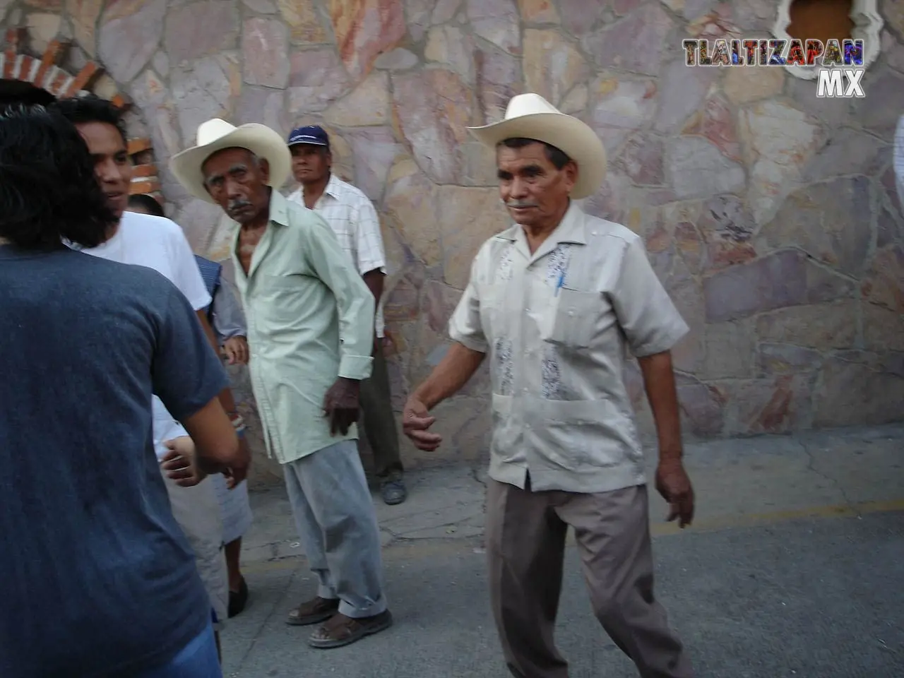 Personas de todas las edad disfrutan del carnaval